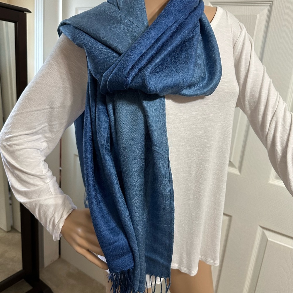 Large scarf in royal blue.